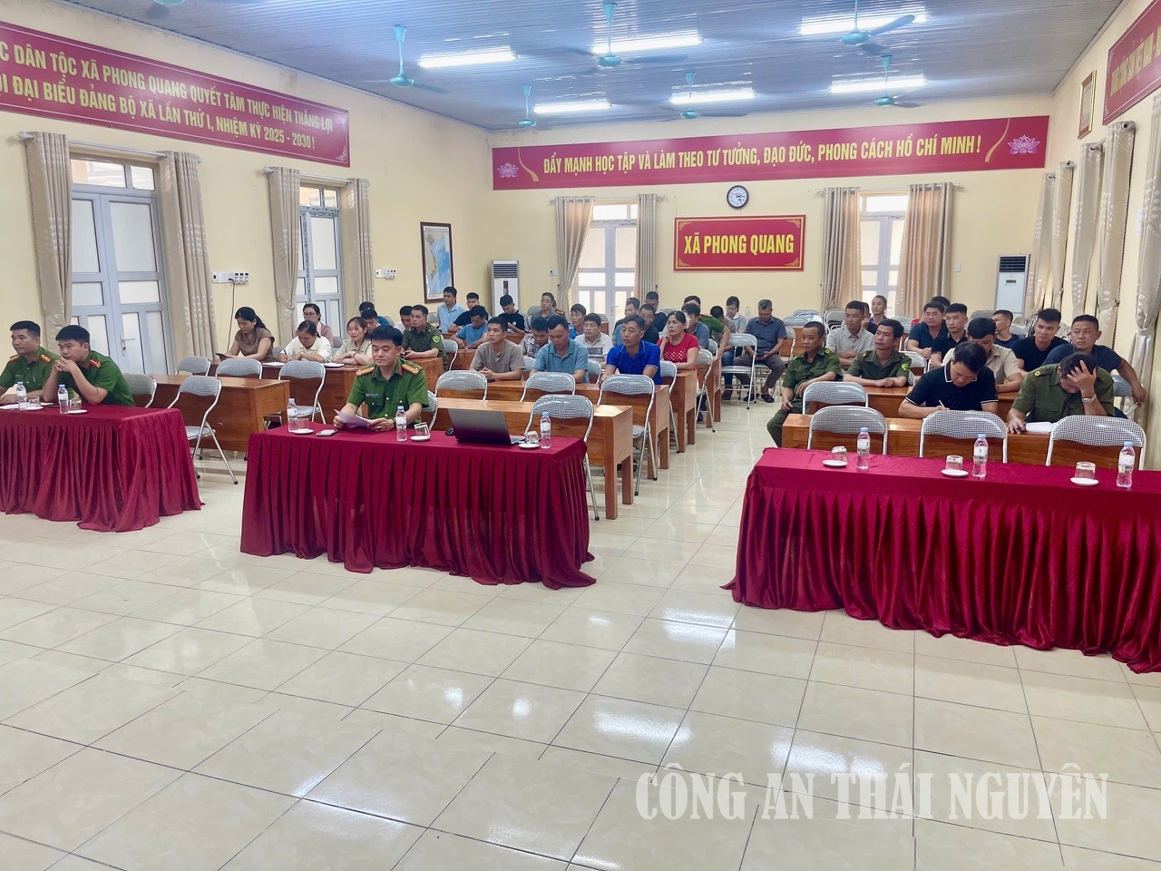 Các đại biểu dự hội nghị công bố quyết định thành lập các tổ bảo vệ an ninh trật tự ở cơ sở
