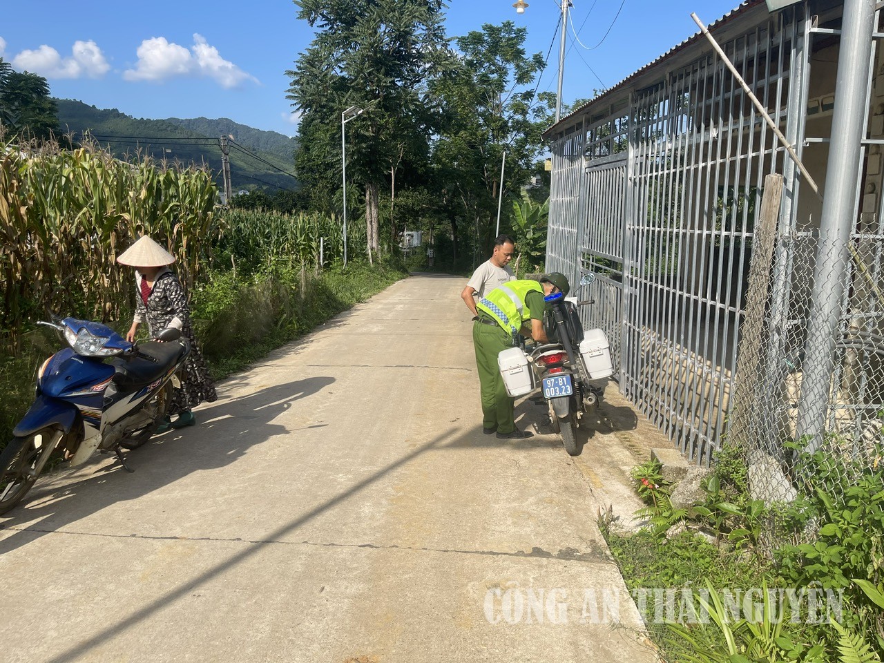 Công an xã tuần tra, kiểm soát trật tự an toàn giao thông trên các tuyến đường liên thôn