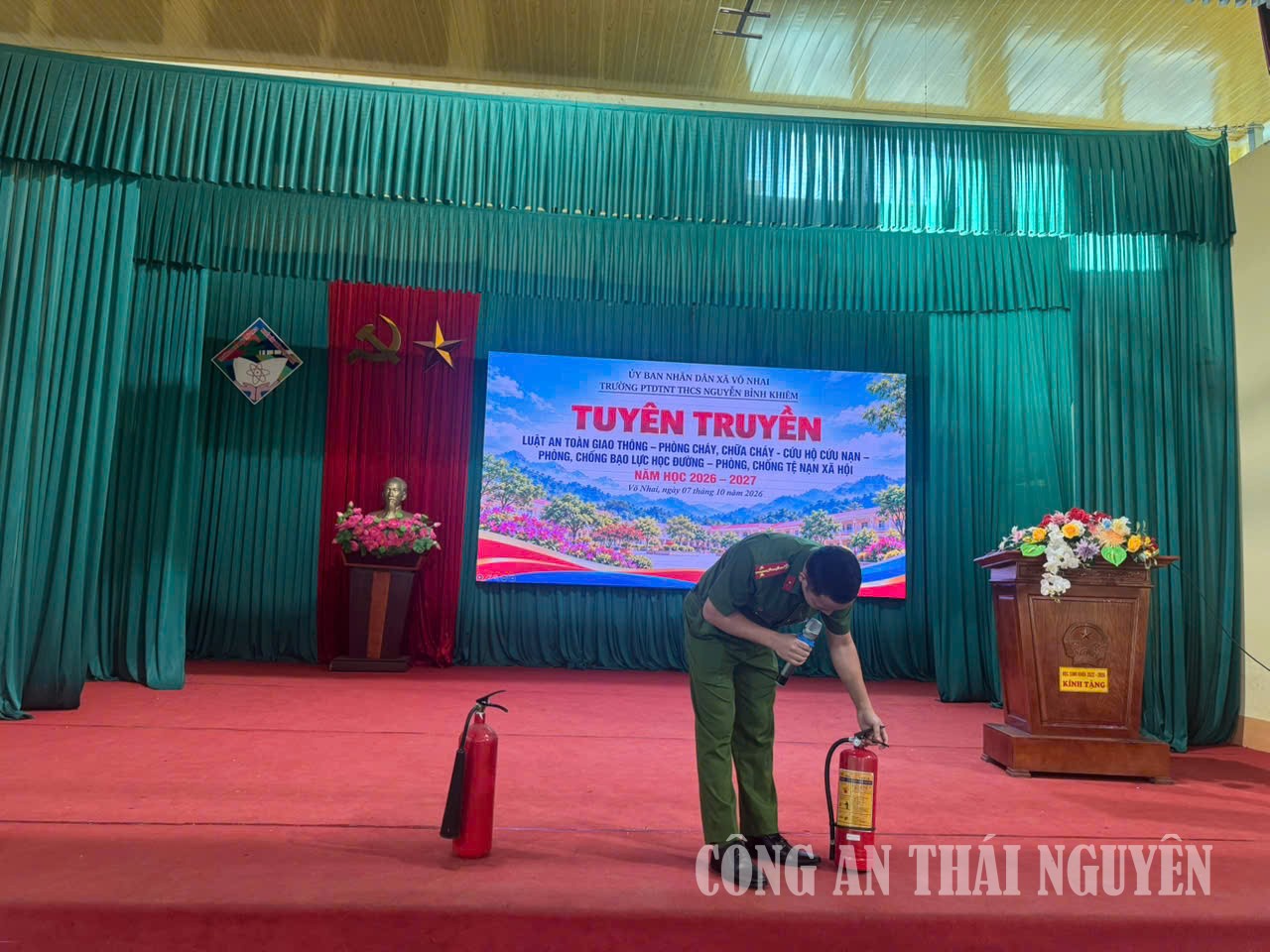 Tuyên truyền pháp luật tại Trường PTDTNT Nguyễn Bỉnh Khiêm