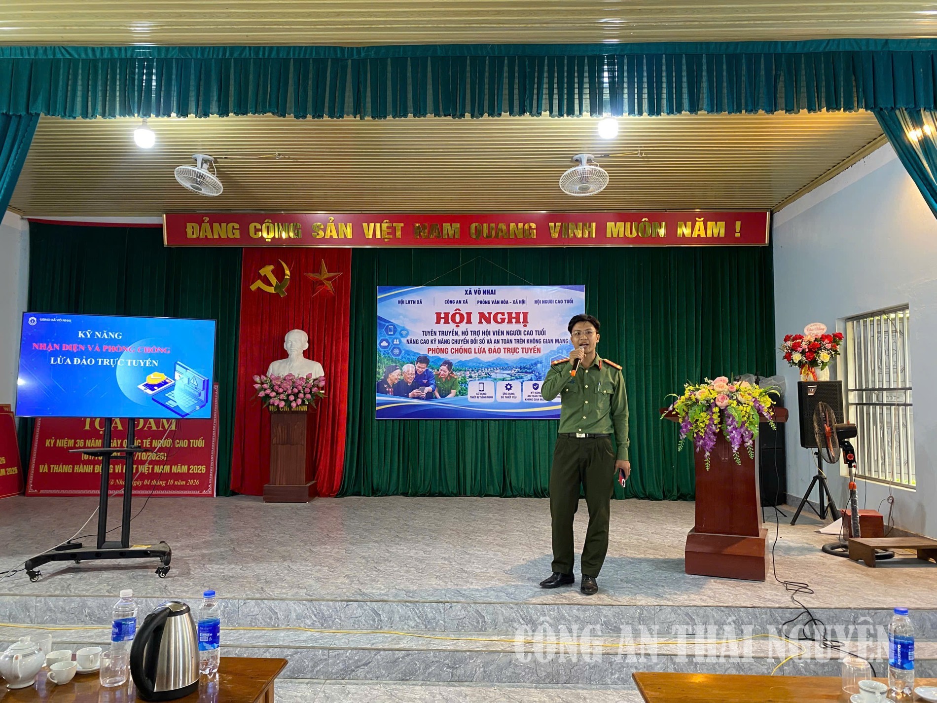 Cán bộ Công an xã tuyên truyền phòng chống lừa đảo trên không gian mạng