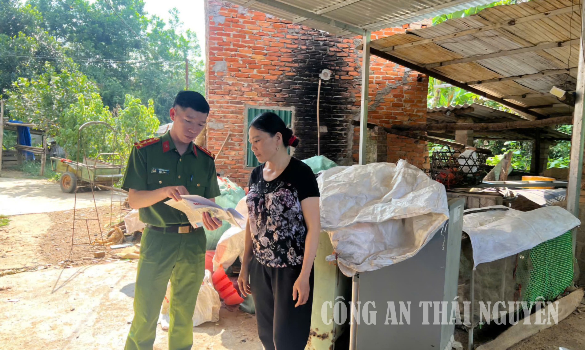 Công an xã tuyên truyền, cho chủ cơ sở ký cam kết chấp hành nghiêm các quy định pháp luật