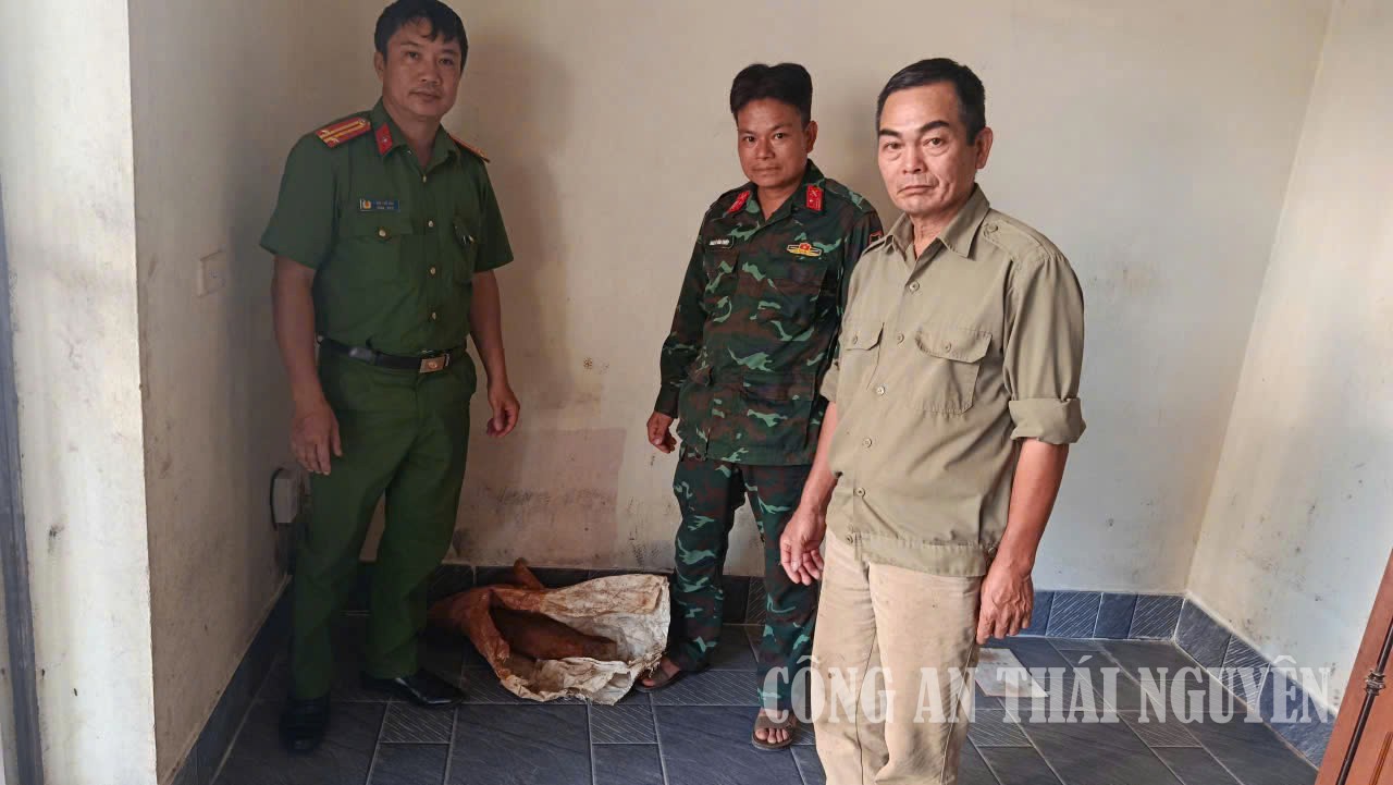 Công an phường Bắc Kạn tiếp nhận đầu đạn do người dân giao nộp