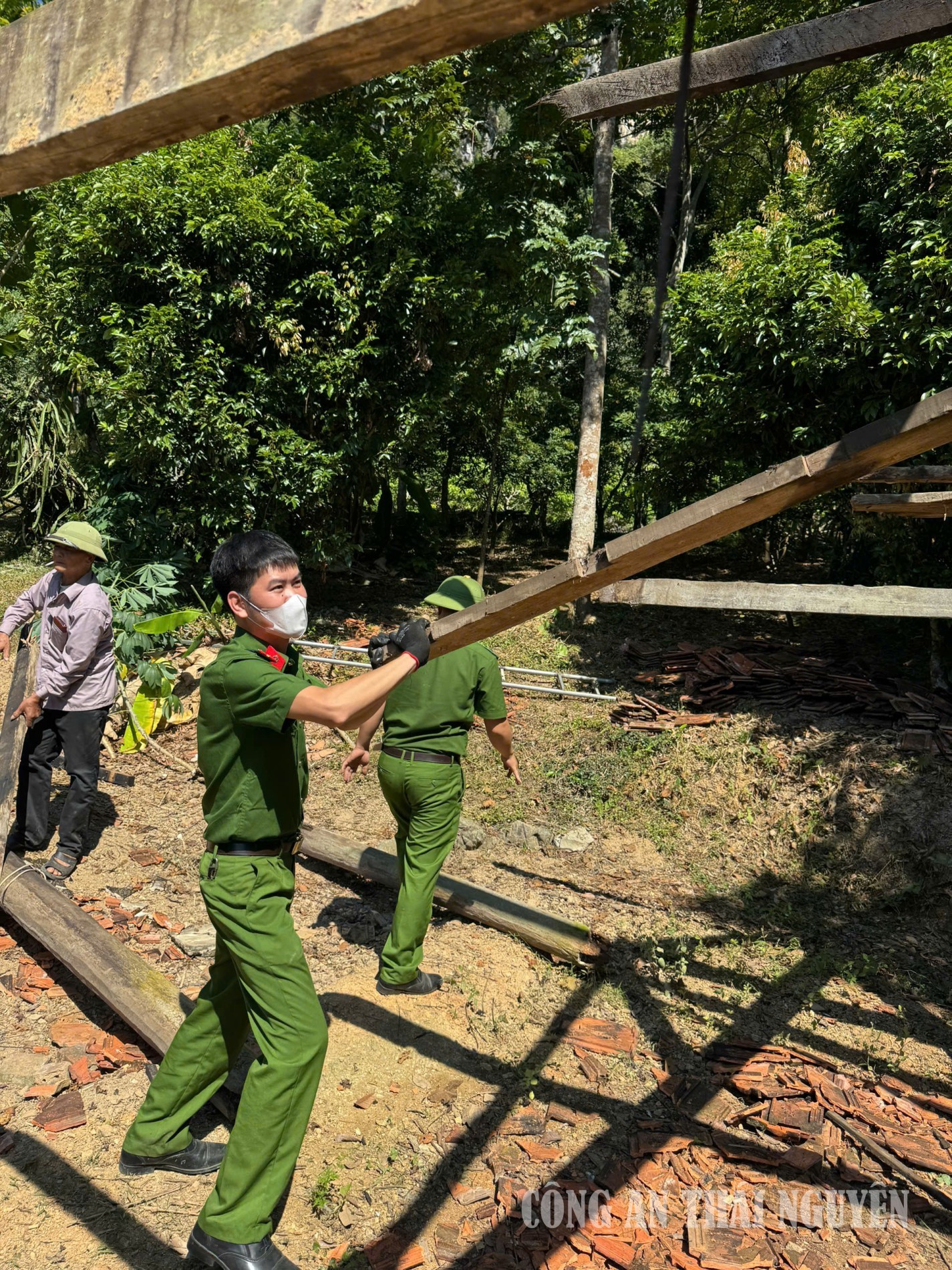 Công an xã hỗ trợ xóa nhà tạm, nhà dột nát trên địa bàn