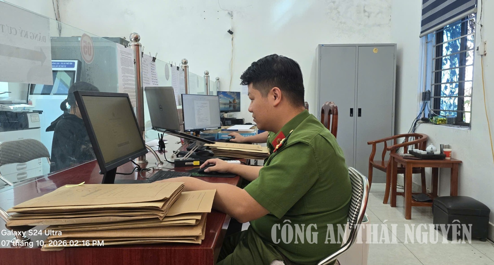 Cán bộ Công an phường thực hiện số hóa hồ sơ.